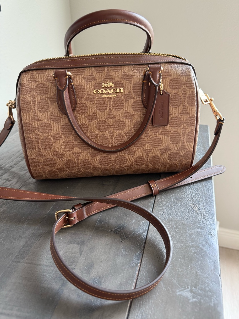 Coach medium rowan Stachel in gold/tan/brown signature canvas